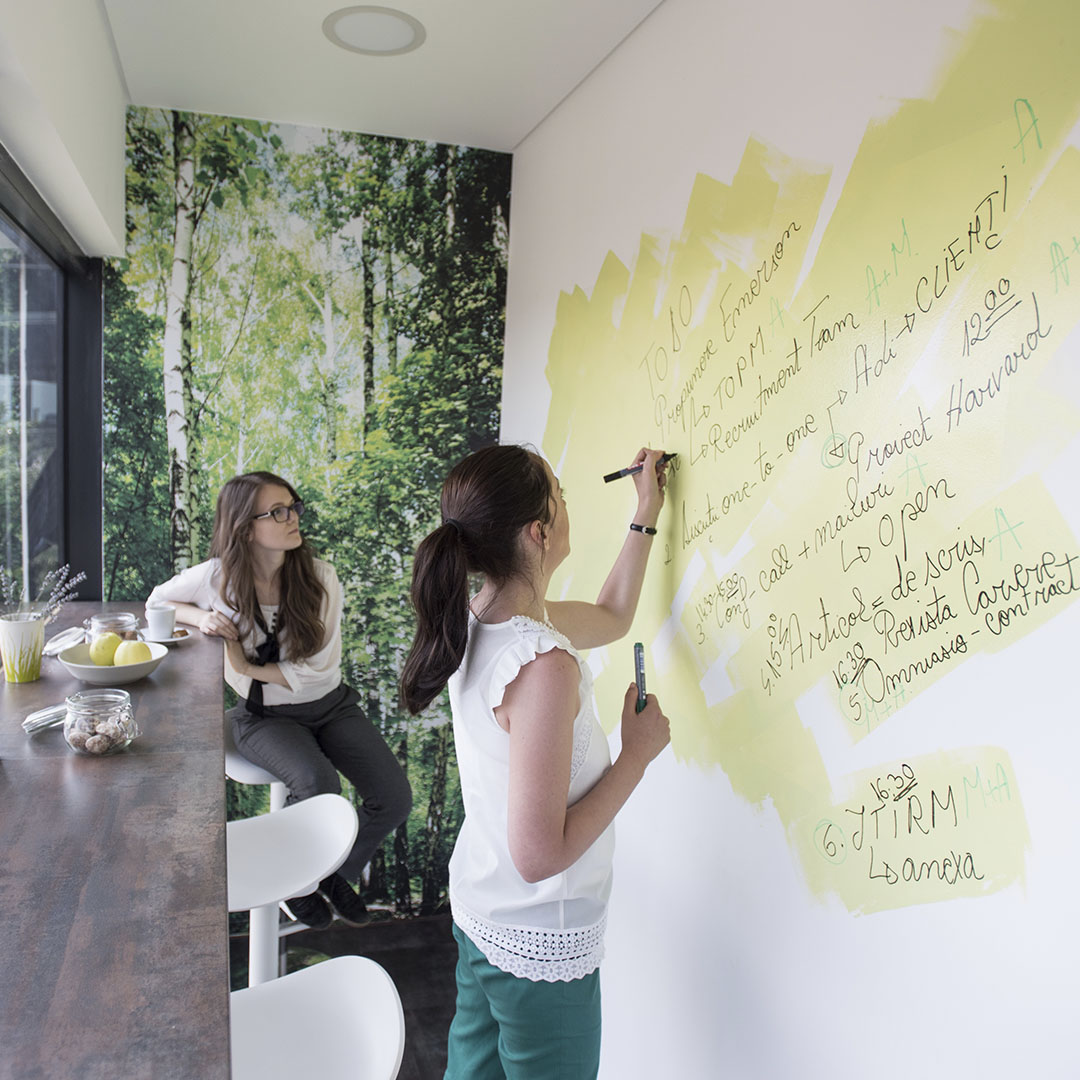 10.2.png An open-plan corporate strategy room in Dubai featuring a large wall coated with high-contrast, dry-erase whiteboard paint.