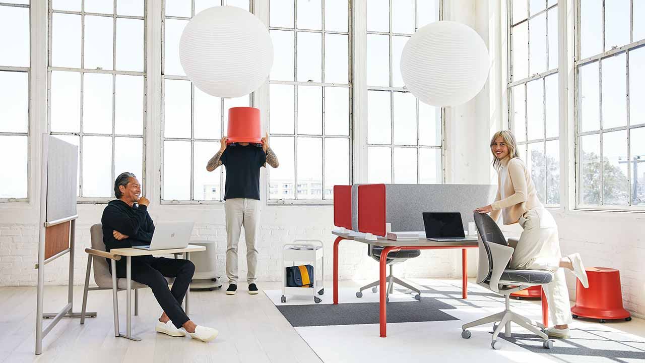 An expansive, sustainably designed corporate environment in Dubai featuring eco-certified modular furniture systems and agile collaboration zones.